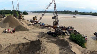 Cấm hoạt động khai thác cát, sỏi khu vực bờ sông có nguy cơ sạt lở