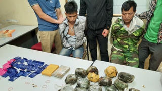 Bắt giữ 4 đối tượng vận chuyển 3,5 bánh heroin và 10 kg nhựa thuốc phiện