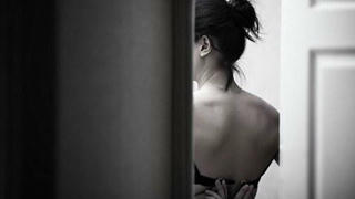 Nam thanh niên quay lén nữ đồng nghiệp thay đồ rồi tung lên mạng