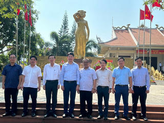 Thứ trưởng Nguyễn Thanh Tịnh, nguyên Phó Chủ tịch UBND tỉnh Bà Rịa - Vũng Tàu dự lễ viếng Anh hùng LLVT Võ Thị Sáu và tặng quà gia đình chính sách