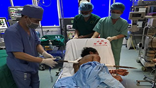 Bệnh viện Đa khoa tỉnh Thanh Hóa vừa phẫu thuật thành công cho bệnh nhân bị  xà beng đâm xuyên thấu ngực