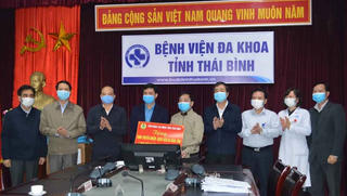 Lãnh đạo tỉnh Thái Bình động viên đội ngũ y tế trực tiếp phòng, chống dịch Covid-19 