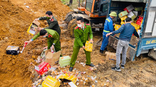 Lào Cai: Tiêu hủy 4 lô hàng thực phẩm không rõ nguồn gốc xuất xứ