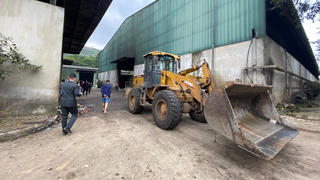 Tai nạn máy xúc lật một công nhân Xí nghiệp Xử lý rác thành phố Lào Cai tử vong tại chỗ