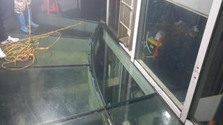 Đã thay tấm kính nứt ở Khu du lịch Cầu kính Rồng Mây