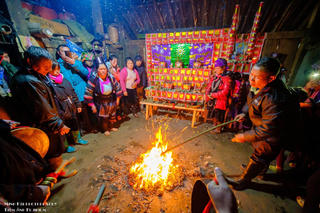 Độc đáo lễ cúng hết Tết của người H’Mông ở bản Sâu Chua, Sa pa. 