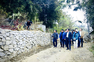 Ô Quý Hồ thay áo mới 