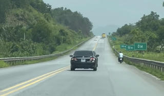 Tạm giữ bằng lái tài xế đi xe máy vào cao tốc Nội Bài – Lào Cai