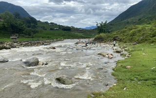 Hai cháu nhỏ bị lũ cuốn trôi khi đi bắt cá suối