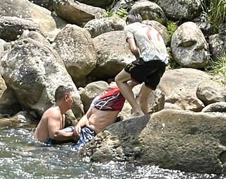 Hai cán bộ công an xã kịp thời cứu một người dân bị đuối nước