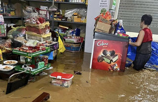 Mưa lớn gây ngập lụt nhiều tuyến phố Lào Cai