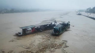 Lũ lớn tàu hút cát không chủ mất neo trôi tự do, đâm vào trụ cầu Cốc Lếu