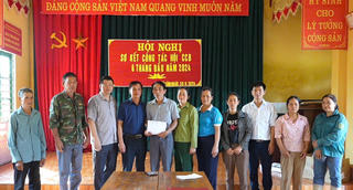Lãnh đạo huyện Bảo Thắng trao tiền hỗ trợ nông dân khắc phục hậu quả mưa lũ
