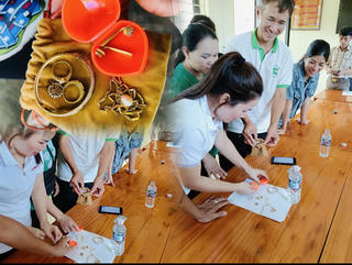 Bàn giao túi vàng của người Đà Nẵng bị bỏ quên trong thùng đồ từ thiện gửi lên Lào Cai