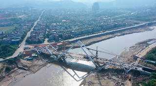 Sau mưa lũ, công nhân, kỹ sư dự án cầu Phú Thịnh tập trung kéo cáp cầu dây văng