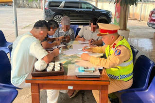 Xử phạt 4 tài xế 'xe sang' đi ngược chiều trên cao tốc Nội Bài - Lào Cai