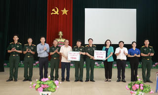 Lãnh đạo thành phố Lào Cai thăm, động viên các chiến sỹ mới nhập ngũ 