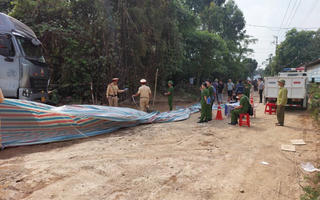 Xe tải va chạm với xe máy khiến một phụ nữ tử vong