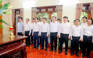 Lãnh đạo Vĩnh Phúc dâng hương Chủ tịch Hồ Chí Minh và các anh hùng liệt sĩ