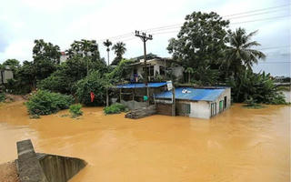 Hơn 200 ngôi nhà ở Hòa Bình ngập trong 'biển nước'