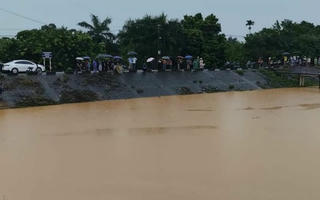 Vẫn chưa tìm thấy hai em bé bị lũ cuốn 