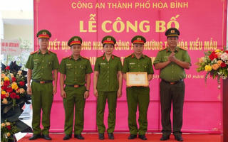 Hòa Bình: Công bố Quyết định công nhận Công an phường kiểu mẫu về ANTT và văn minh đô thị