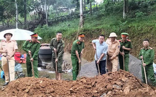 Công an huyện Tân Lạc chung tay 'xoá nhà tạm, nhà dột nát' 