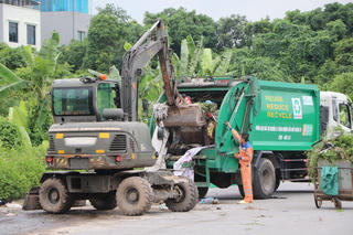 Thu gom hơn 10 tấn rác thải tại khu vực chợ Thượng Thanh