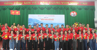 1.000 lá cờ tổ quốc trong chương trình “Mỗi đảng viên một lá cờ tổ quốc tự hào cùng ngư dân bám biển” đã đến với ngư dân xã An Sơn 