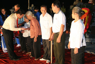 Tập đoàn Hanaka thăm hỏi, tặng quà gia đình thương binh, liệt sĩ