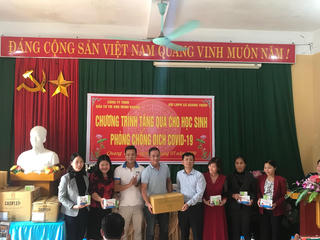 Doanh nghiệp Minh Khang tặng khẩu trang, nước rửa tay sát khuẩn cho học sinh tại xã Quang Thịnh