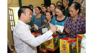 Doanh nhân Mẫn Ngọc Anh tặng quà gia đình chính sách, người có công với cách mạng 