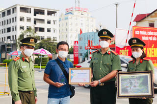 Công an Bắc Giang trao giải thưởng tuần đầu tiên cho tác phẩm về cuộc chiến chống COVID -19 