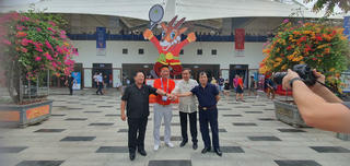 Chủ tịch ủy ban Olympic Philippines trao giải cho các VĐV xuất sắc môn Quần vợt SEA Games 31