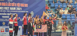 Chủ tịch Liên đoàn Quần vợt châu Á trao huy chương đôi nữ tại sân Quần vợt Hanaka Paris Ocean Park 