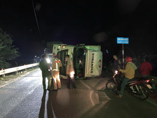 Ô tô tải đè xe 4 chỗ, 2 bố con tử nạn, 2 mẹ con bị thương nặng