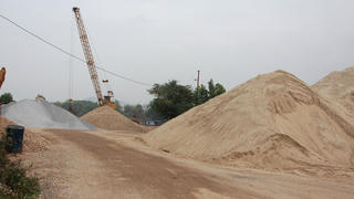 'Siết' giám sát công suất khai thác của các mỏ cát, sỏi được cấp phép tại Bắc Giang