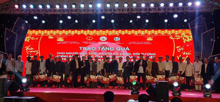 Tập đoàn Hanaka phối hợp với Hội đồng hương Bắc Ninh tại Hà Nội tặng quà cho người có công và các cháu học sinh