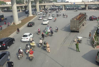 Tìm người làm chứng của vụ tai nạn giao thông xảy ra ở ngã tư Hồ Tùng Mậu - Trần Vỹ (Cầu Giấy - Hà Nội)