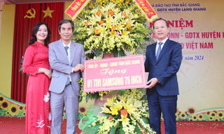 Quyền Chủ tịch UBND tỉnh Mai Sơn chúc mừng các nhà giáo tại Lạng Giang