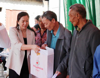  Các gia đình có hoàn cảnh khó khăn tại huyện Lạng Giang được hỗ trợ kinh phí