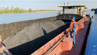 Bộ Tư lệnh vùng Cảnh sát biển 1 bắt giữ tàu chở than không rõ nguồn gốc