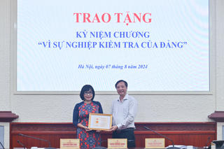 Thứ trưởng Đặng Hoàng Oanh nhận Kỷ niệm chương “Vì sự nghiệp kiểm tra của Đảng”