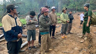  Tạm giữ 10 đối tượng tại hiện trường vụ phá rừng giáp ranh với tỉnh Khánh Hòa
