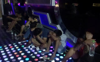 Hàng chục thanh niên phê ma túy tại 4 phòng bar mini