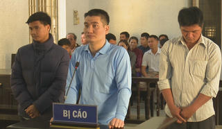 Lĩnh 19 năm tù vì làm giả con dấu để chiếm đoạt tiền của 17 người