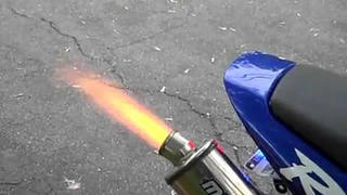 Vì tiếng nẹt pô làm một người bị mù mắt