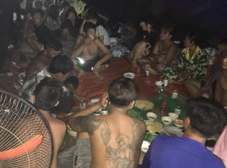 Bất chấp lệnh cấm, nhân viên cơ sở Massage ở Buôn Ma Thuột vô tư tụ tập ăn nhậu