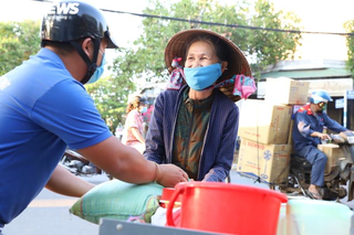 Tình người trong đại địch để không bỏ ai lại phía sau