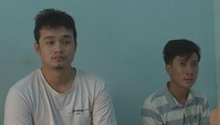 Hai thanh niên cầm dao ra quốc lộ 'xin tiền' uống rượu